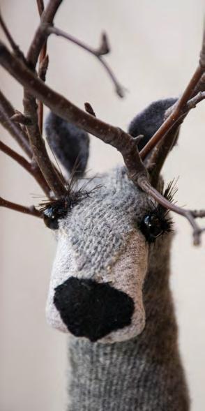 Hemslöjden arbetar med natur- och återbruksmaterial, använder enkla handverktyg och som deltagare i vår fortbildning får man ta del av hela processen från val av material till färdigt föremål.