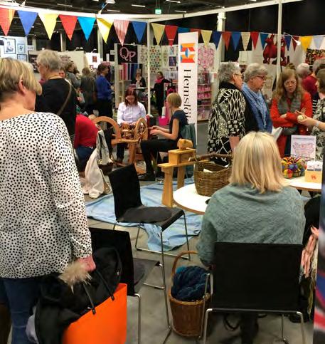 Slöjd för boende på Kvinnohuset i Landskrona Under året har kvinnor och barn från skyddat boende kommit till Hemslöjden för att slöjda, samtala och fika med oss.