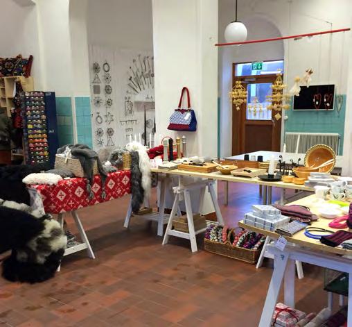 Där säljs slöjdprodukter och utvalt konsthantverk, material och redskap tillsammans med produkter som bygger på en hemslöjdsinspirerad produktion.