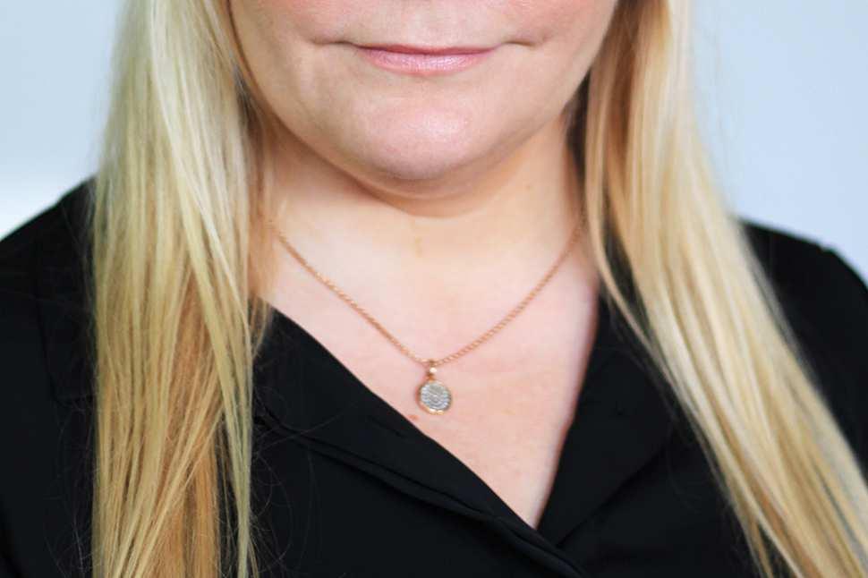 nya, pricksäkra och själfulla musikaliska tolkningar. Konsertföreställningen innehåller tonsatta dikter, berättelser och brev; texter av och om Karin Boye.