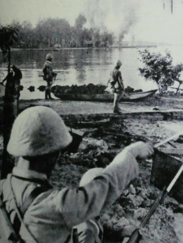 Japanerna invaderade den 8 februari 1942 och den 15 februari kapitulerade den brittiske befälhavaren generallöjtnant Percival (se bilden