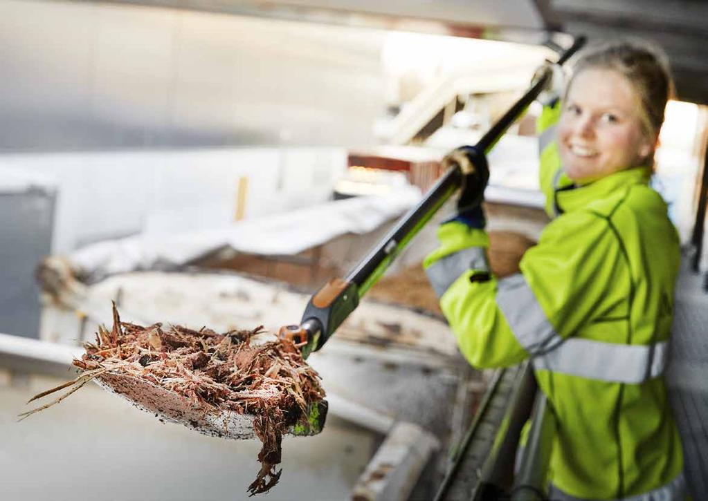 Ewa Selin kontrollerar fukthalten i inlevererat bränsle, här i form av bark.