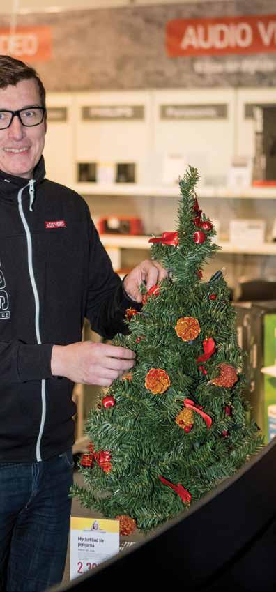 REPORTAGE 7 Kom in till din lokala butik och utmanar priset istället för att klicka iväg beställningen på nätet! h förbereder inför jul- och mellandagshandeln i Norsjö! på. Vi försöker att hänga med och utveckla verksamheten då efterfrågan förändras hela tiden.