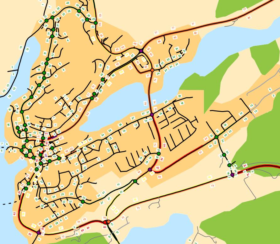 Figur 7) Belastningsgrader/servicenivåer på länkar och i korsningar i Nollalternativet 2035. Lila länkar eller korsningspunkter uppfyller inte trafikverkets krav på godtagbar servicenivå.