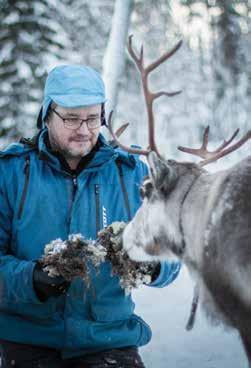 Den åtta kantiga skogskåtan som bildar Vildmarkscampen ligger strax utanför Malå och de går att ta sig dit med bil, snöskoter eller till fots efter Malå ån.