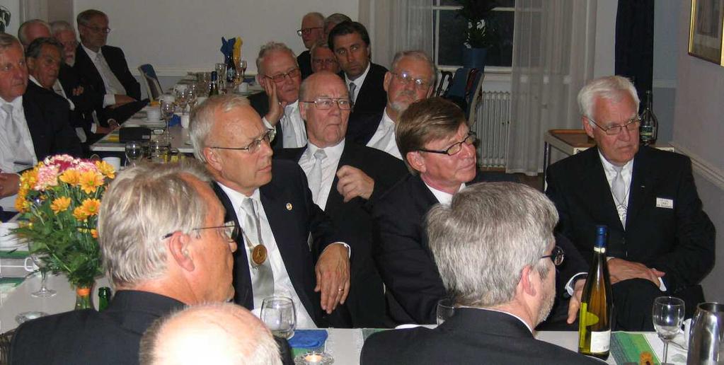 Text och foto: Dag Sundelius Koncentrationen var stor bland åhörarna då Br Christian redogjorde för de många och svåra problem som vetenskapsmän och konstruktörer