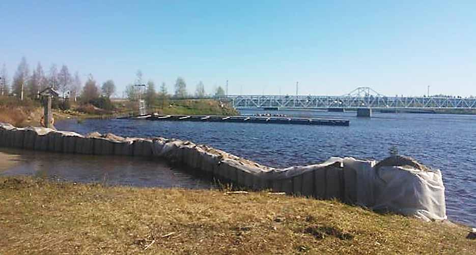 Figur: Storsäckar som översvämningsskydd provades i Torneå år 2013 (Räddningsverket i Lappland, Ari Soppela) Kuva: Kittilän suuri tulva vuonna 2005 aiheutti monenlaisia vahinkoja (Lapin ELY-keskus,
