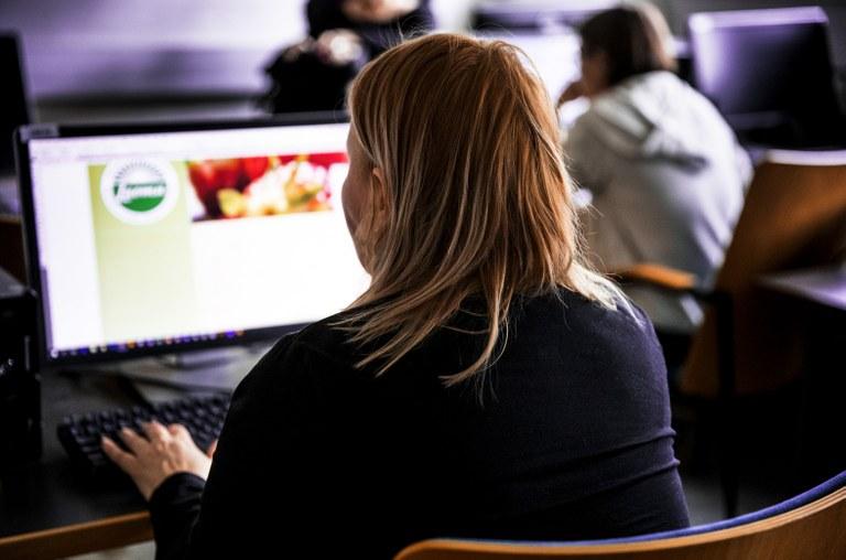 efter en prövning av vad som är "ändamålsenligt ur arbetskraftspolitiskt hänseende". Petri arbetar som volontär på Hety, men den nya lagen godtar inte frivilligarbete som tillräckligt aktivt arbete.