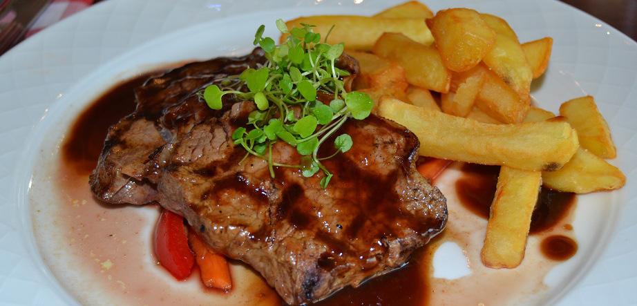 Joachims jätte-goda entrecote Ingredienser: 4 portioner 4 skivor entrecôte salt grovkrossad svartpeppar 1 msk smör Rödvinssås: 2 dl kraftig köttbuljong 1 dl rödvin 2 msk tomatpuré 1 tsk potatismjöl