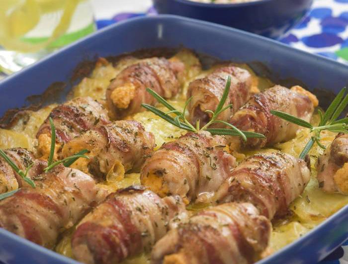 Strömbergs smakliga kycklingrullader 4 portioner 900 g Kycklinglårfilé Salt, svartpeppar 1 Ask färskost med paprika och chili, 125 g 2 Paket bacon, à 140 g 1 Kg potatis 1 Gul lök, skivad 2 Msk smör,