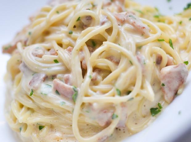 Pierres Gustosa Carbonara Ingredienti *360g spaghetti *4 hela ägg *1dl vispgrädde *100g bacon *100g riven parmesanost *salt *svartpeppar *För 4 personer.