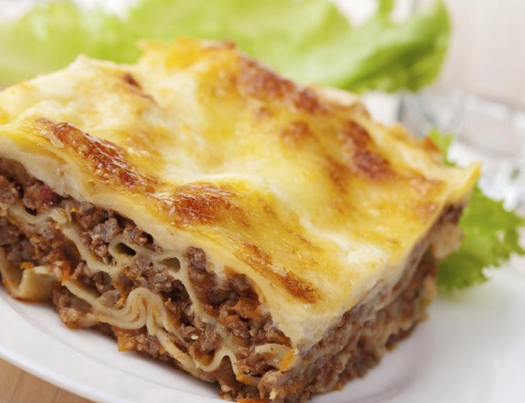 Victors Lasagne 125 gram köttfärs 25 ml matlagningsgrädde, valfri procent 0,25 st gul lök 0,75 st morötter 1,5 tsk tomatpuré 0,25 burk(ar) krossade tomater salt svartpeppar vitpeppar Ostsås 175 ml