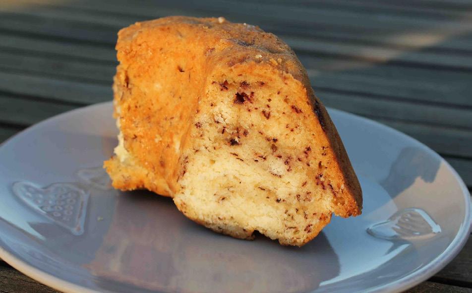 Häll smeten i en smord och bröad form som rymmer ca 1 1/2 liter och grädda kakan i 175 grader i 30-45 minuter.