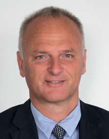och har lång erfarenhet som affärsjurist.