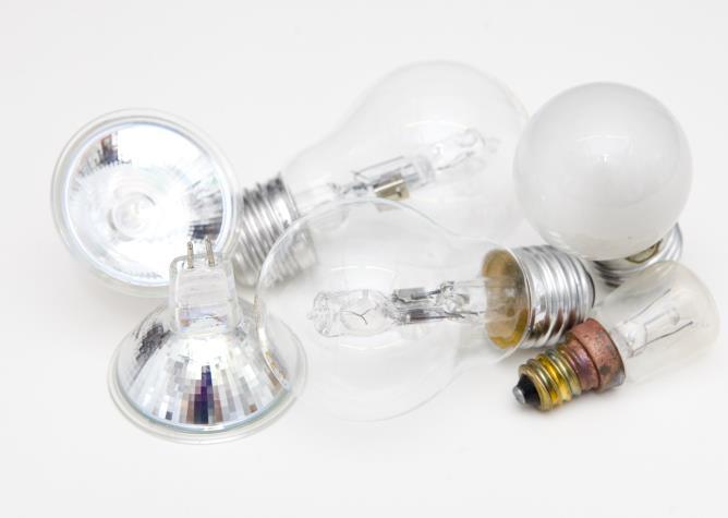 2018-09-13 11241 16 (22) Ljuskällor (farligt avfall) Lågenergilampor LED-lampor Glödlampor Halogenlampor Diodlampor Långa lysrör Alla ljuskällor ska samlas in eftersom de kan innehålla bly och