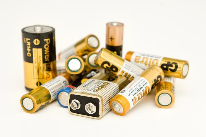 2018-09-13 11241 18 (22) Batterier (farligt avfall) Knappcellsbatterier Småbatterier Förbrukade laddnings bara batterier Blybatterier typ bilbatterier, truckbatterier.