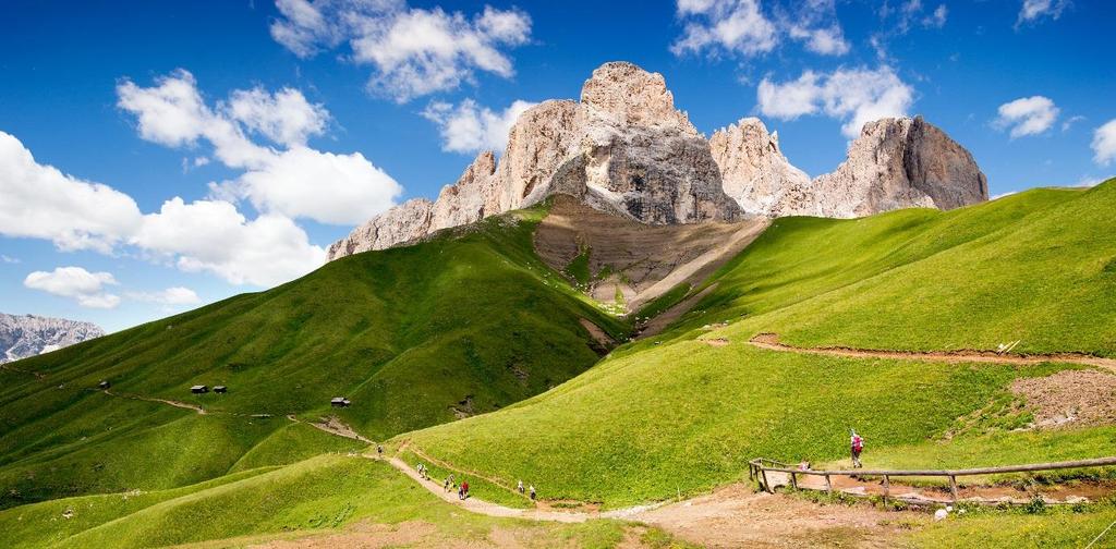 VANDRING I DOLOMITERNA Följ med på vandringsturer i natursköna Dolomiterna, med storslagen utsikt, spetsiga toppar och frodiga alpängar.