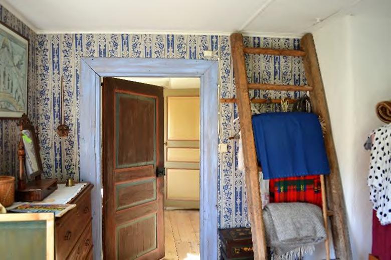 Vid invändig renovering har gamla detaljer bevarats och tagits fram, exempelvis de gamla golvtiljorna och spegeldörrarna. Enkelglas i hela huset.