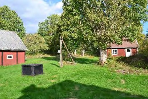 Ladugård Till gårdscentrumet hör även en mindre ladugårdsbyggnad. Byggnaden är byggd med timrade väggar. Väggarna har stående träpanel som ytskikt och tak av eternit.