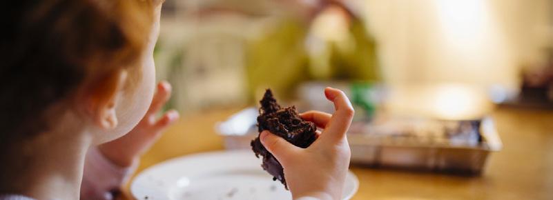 SINGEL FORTSÄTTNING Biskvi Ljuv mandelbotten med len kakaokräm, överdrag av mörk choklad. Brownie Sagolikt god chokladkaka, bakad med mörk choklad från Belgien.