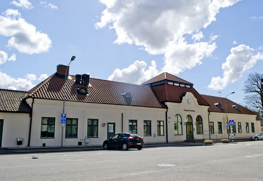 Orten ligger intill Söderåsens massiva urbergshorst som var orsaken till samhällets uppkomst. En järnvägsoch vägknutpunkt uppstod då vägar och järnvägar tvingades runda åsens nordvästspets.