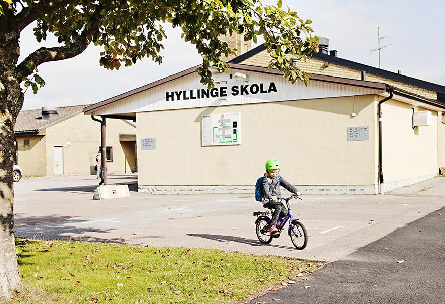 Söder om Hyllinge, i det gamla gruvområdet, finns ett för orten mycket viktigt rekreationsområde som gränsar mot Bjuvs kommun. Villaområde i Hyllinge. Hyllinge skola.