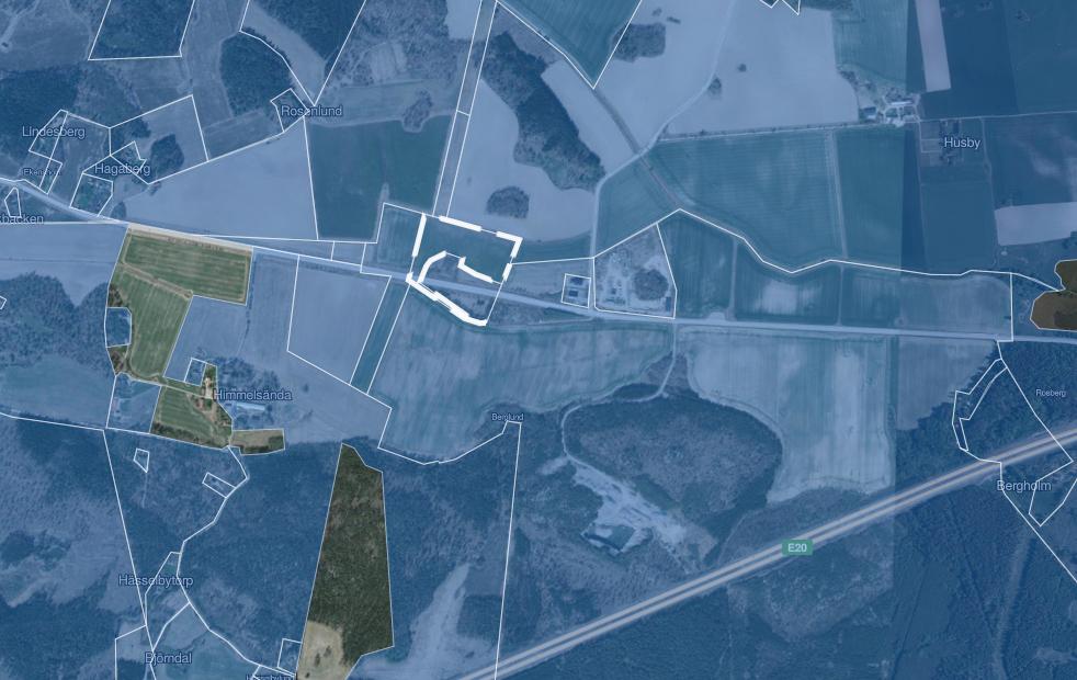 Eskilstuna Biogas AB att NCC:s bergtäkt ligger emellan och att en vall till skydd mot buller och damm från bergtäkten är anlagd mellan bergtäkten och fritidshusområdet.