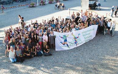 Global kraftsamling i Lund för barns utemiljöer Några av de drygt 200 glada konferensdeltagarna från olika länder samlade på Stortorget i Lund.