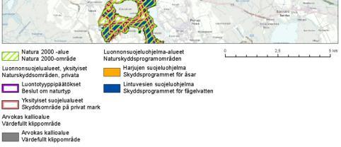 Det finns en hel del inslag av björk, men andra lövträd såsom asp och sälg förekommer endast här och där. Naturtyper som förekommer på området är främst steniga torra moar.