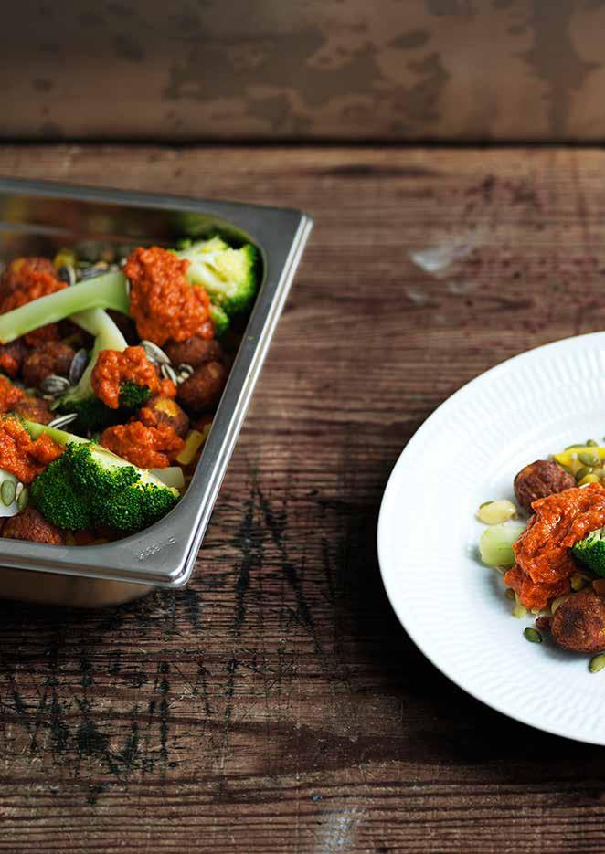 MOROTSBULLAR/ GRÖNSAKSPYTT/ BROCCOLI/ SALLAD/ TOMAT- & CHILISÅS GÖR SÅ HÄR Rosta grönsakspytten i bleck i ugn ca 15 min.