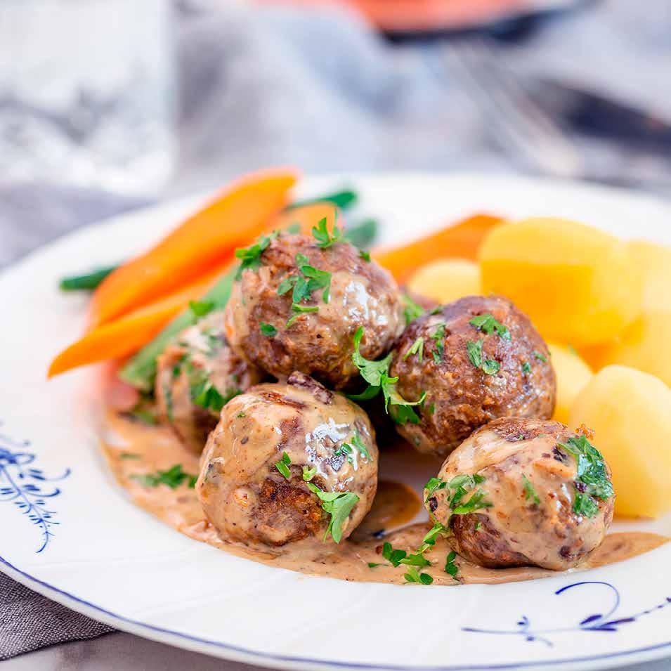 VEGANSKA "KÖTT"BULLAR i gräddsås med kokt potatis Ca 35 min "Kött"bullar ½ gul lök msk olivolja* 600 gram tinad formbar sojafärs 2 tsk dijonsenap* ½ tsk grönsaksfond* ½ tsk salt* 2 krm svartpeppar*