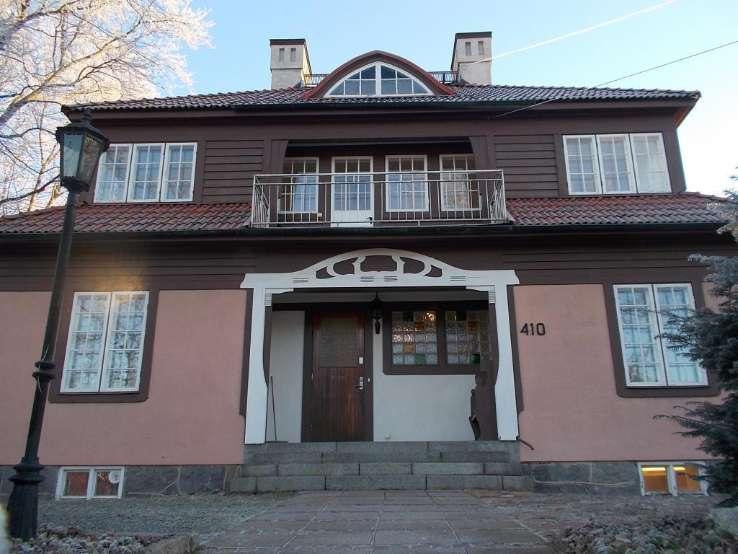 Byggnadsbeskrivning Bostadsbyggnad Byggnadsår/ ombyggnadsår: 1909 / Hustyp/antal våningar: 2-plans hus med källare Taktyp, takbeläggning: Tegelpannor Grundkonstruktion: