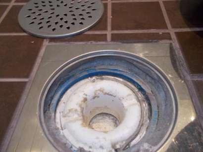 Entréplan / Kök Fuktskydd i diskbänksskåp När det inte finns ett fuktskydd i diskbänksskåpet så finns det risk att vatten, på grund av smygläckage från rörledningar, inte upptäcks.