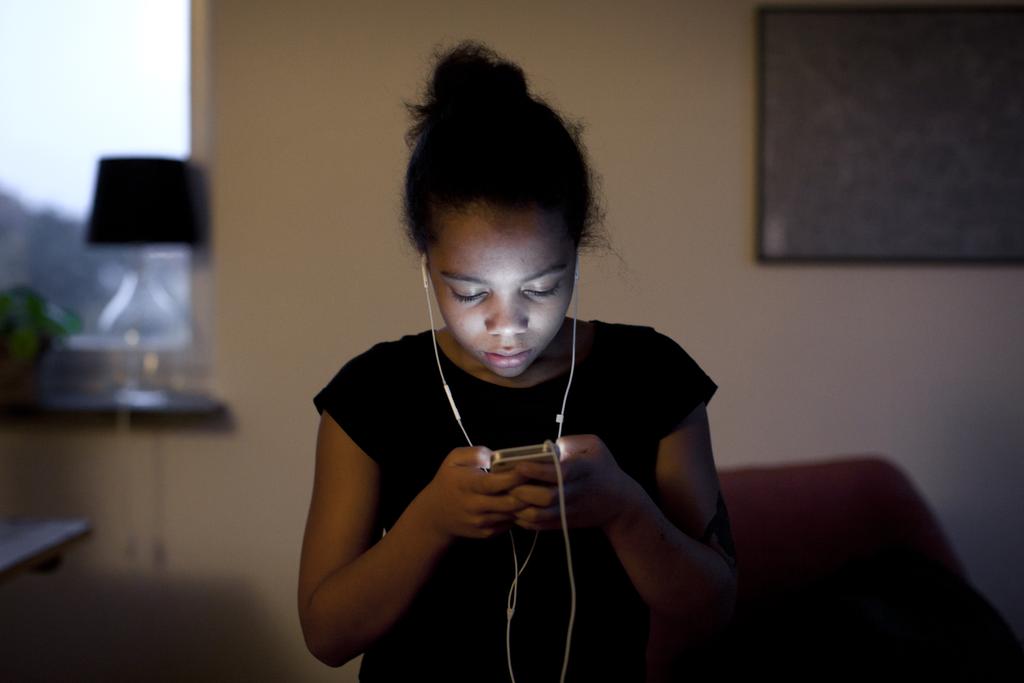 Foto: Oskar Kullander/Rädda Barnen I KORTHET 795 barn svarade på enkäten, 83 % av alla barn i årskurs 4 6. 89 % har en egen smart telefon. 64 % använder sociala medier dagligen.