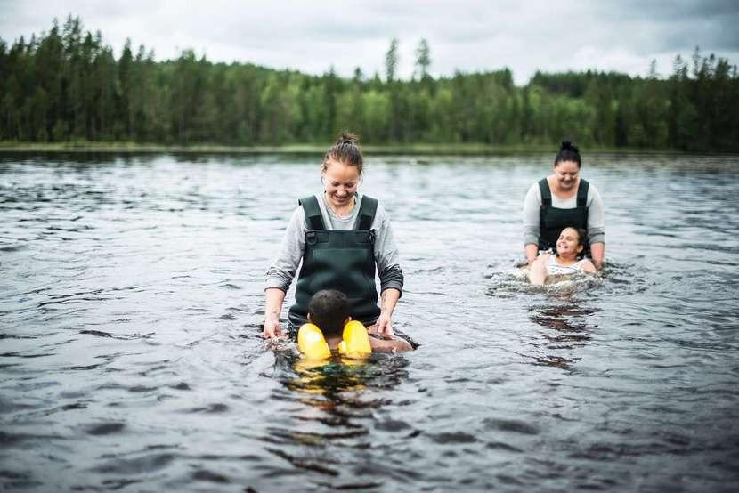 S I M S K O L A S T Ä L L D A L E N v.26-27 25-29 juni 2-6 juli Från 3 år Sågdammen, Ställdalen ca 09.00-15.00 (beror på grupp) Sofia Bergman Stalldalensaik@telia.