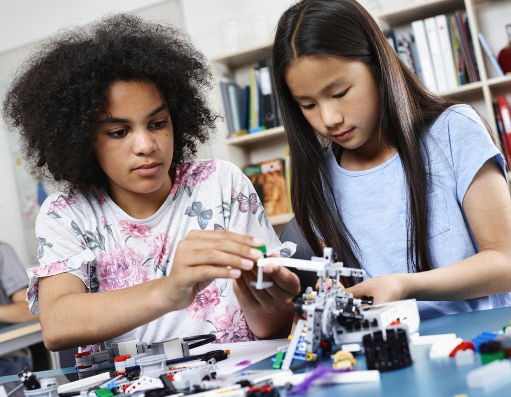 1. Introduktion till Maker-lektioner LEGO MINDSTORMS Education EV3 Maker-lektionerna har utformats för att engagera och motivera elever och väcka deras intresse för design, konstruktion och