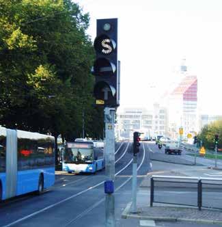 2.3 Kollektivtrafiksignaler 2.3.4 Signalbildernas innebörd 2.3.1 Anmälan till signal Anmälan till signal kan göras manuellt inifrån bussen, via fordonets signalprioritetsutrustning, eller automatiskt genom att bussen passerar en detektorslinga i marken.
