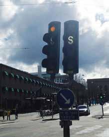 S Då S = STOP visas på kollektivtrafiksignalen betyder det att signalen inte får passeras.