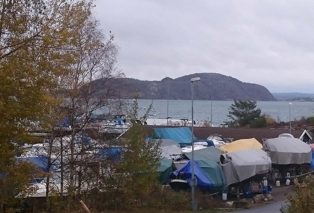 BRATTÖN FÖRR OCH NU TEXT: JÖRGEN SJÖGREN Brattön även kallad Blåkulla är det höga berget nordost norra hamnens och öster om Älgön (Bohusläns högsta berg med en höjd över havet på 131 meter) Idag bor