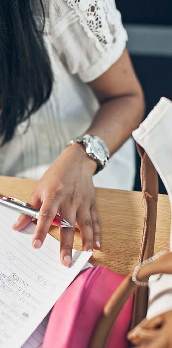 Under det tredje läsåret profileras utbildningen och du väljer en av tre fördjupningsinriktningar: Marknadsföring, Organisation och ledarskap eller
