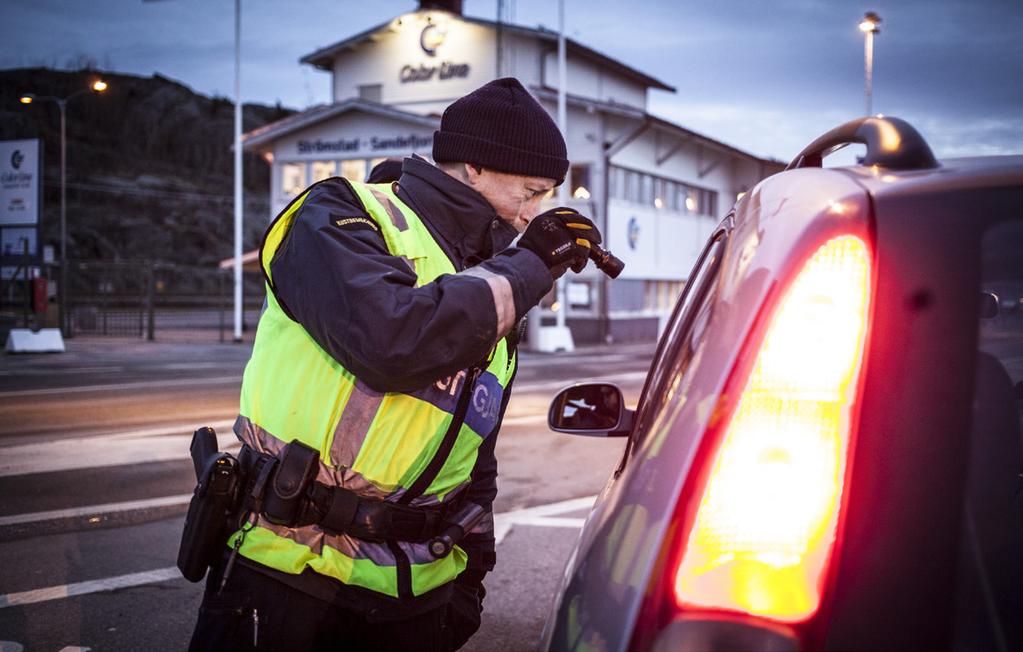LASTSÄKRING OCH FARLIGT GODS Vi har ansvar för tillsyn och kontroller av lastsäkring och transport av farligt gods i hamnområden.