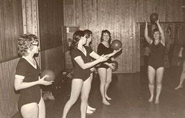 När Gymnastikförbundet Kronoberg i september 1964 erbjöd ledarkurser för gympaledare på Grimslövs folkhögskola, var Ulla Stenberg och jag inte sena att anmäla oss.