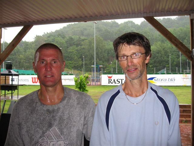 Torsdag förmiddag spelades finalen mellan Magnus Lindström till vänster och Henrik Blomberg på Drivans bana 5, lilla centercourten.. Matchen blev turneringens sista match.