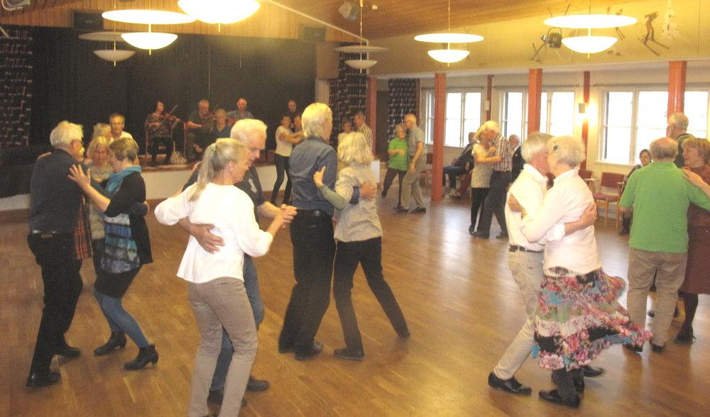Jag vet inte det exakta antalet personer, men mellan 40 50 personer är en kvalificerad gissning. Kl. 18.30 var det dags att dansa ner maten i Storstugan och Peter ledde dansen.