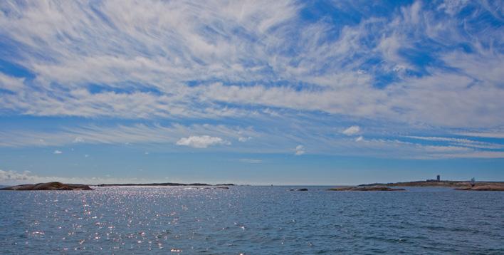 idag finns här park, karpdamm, utställning och köksträdgård m.m. Från jordbruksbygd går resan vidare ut mot havet till Klädesholmen och museet Sillebua, inrymt i en före detta konservfabrik.