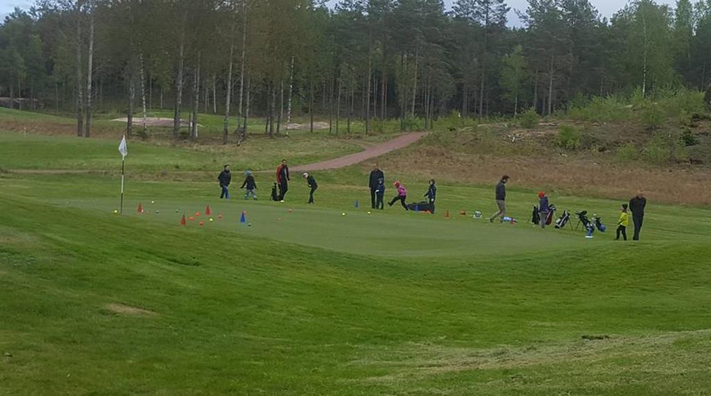 Golfäventyret I den här gruppen har vi haft 10 ungdomar som jobbar på att fått sitt gröna kort och lär sig grunderna och utvecklar en förståelse för