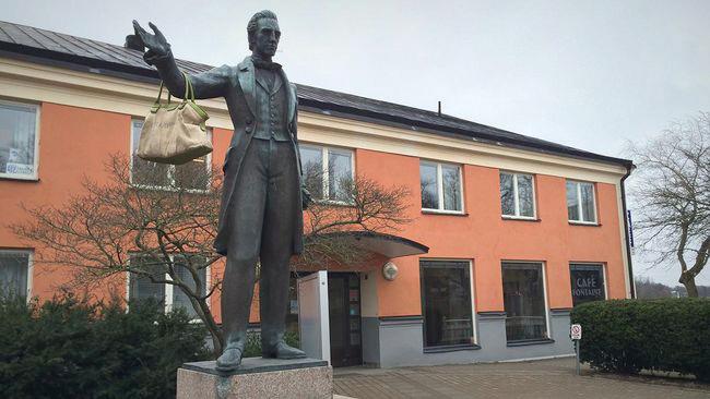 Nu kläs statyer runt om i landet med