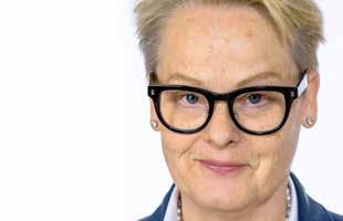 Den enkla storheten och stoltheten i Landet inuti gör att det känns som en ynnest att få vara med när föreställningens namnlösa människor gläntar på sina inre dörrar. / Dagens Nyheter.