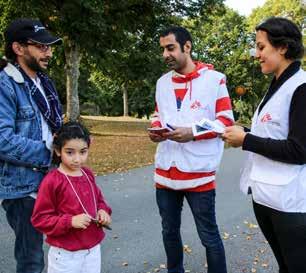 Kulturtolkarna Bassel och Sanna pratar med Khaldoun som flytt från Syrien med sin dotter Nawar. Foto: Karin Ekholm.