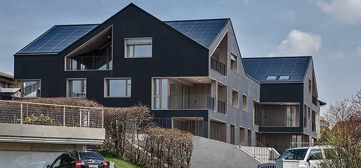 Stadsdelen består av 34 energieffektiva enfamiljshus med solfångare och batterilagring Varje hus har utrustats med smart teknologi som gör det möjligt att övervaka husets energianvändning,